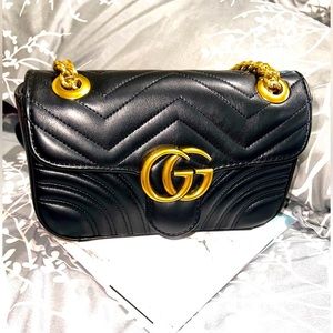 🖤🖤🖤LIKE NEW SUPER CUTE MEDIUM SIZE CROSSBODY🖤🖤🖤